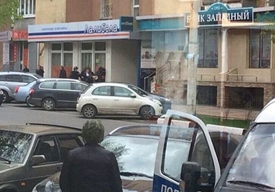 В російському Бєлгороді озброєний нападник увірвався в банк: утримує там заручників