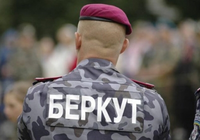 Київський поліцейський вивісив шеврон “Беркута” на авто, - ВІДЕО
