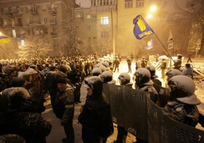 МВС розблоковує урядовий квартал: мітингувальників відтісняють з проїжджих частин