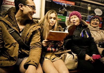 У київському метро близько сотні пасажирів проїхалися без штанів (фото)