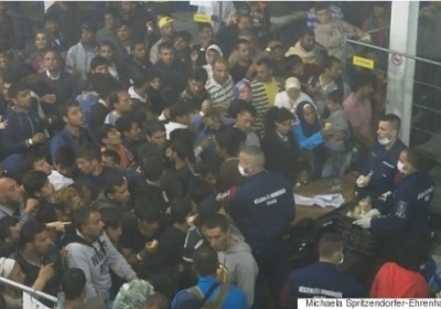 Поліція Угорщини кидала їжу в натовп біженців