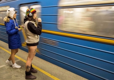 В метро без штанов: когда в подземку в трусах заходить не стыдно