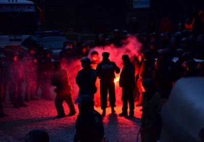 Демонстранти на Грушевського закидали міліцію коктейлями Молотова
