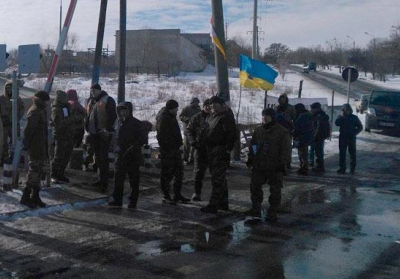 Сутички біля блокпосту на Донбасі: поліція здійснила попереджувальні постріли у повітря, - ВІДЕО