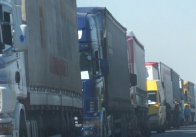 Мінінфраструктури домовилося з активістами про припинення блокування російських вантажівок