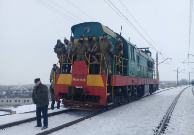 Суд арестовал локомотив и 57 вагонов, которые были заблокированы активистами на Донбассе
