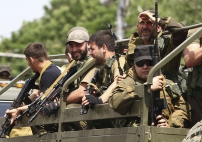 Терористи з мінометів обстрілюють військову частину у Донецьку