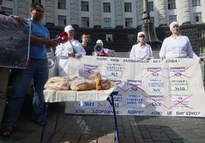 Хлібороби голодують під офісом Азарова