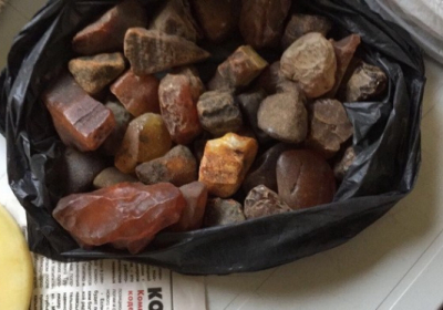 В Волынской обл. разоблачили подпольный цех по обработке янтаря, изъяли более 300 кг камня