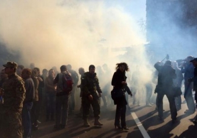 Под ВР разорвалось не менее 60 дымовых шашек: протестующие требуют запретить коммунистическую идеологию