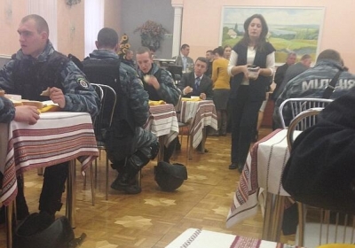 Азаров частує силовиків-поборників Євромайдану за власним столом 