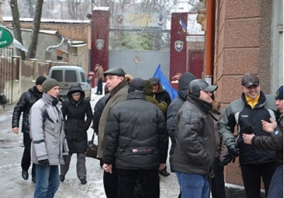 На Львівщині небайдужі мешканці блокують військову частину, - фото, відео