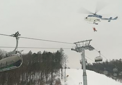 В Славском остановился подъемник, спасатели снимают туристов