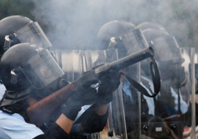 Полиция начала стрелять по демонстрантам в Гонконге, - ФОТО