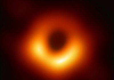 Астрономи показали нове фото чорної діри з магнітними полями на її краю