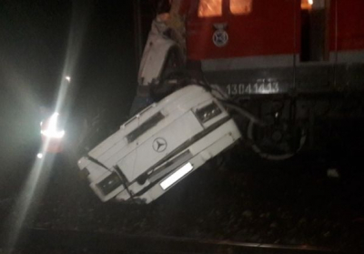 В России поезд протаранил автобус, застрявший на переезде, погибли 18 человек