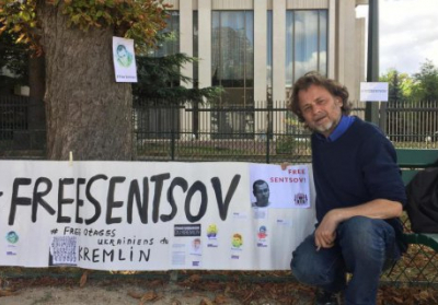 Перед посольством Росії у Парижі по черзі будуть голодувати режисери в підтримку Сенцова