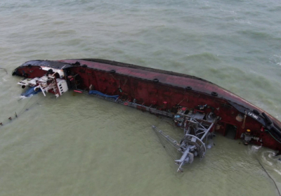 Суд признал за Украиной право собственности на аварийный танкер Delfi