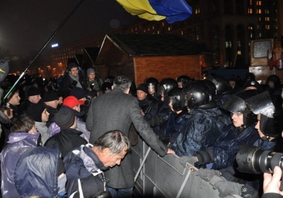 Мітингувальники змусили частково демонтувати металеві огорожі на Майдані (фото)