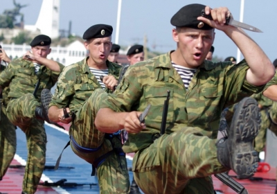 Десантники Чорноморського флоту РФ під час показового виступу, Севастопольська бухта, 28 липня 2011 року. Фото: AFP