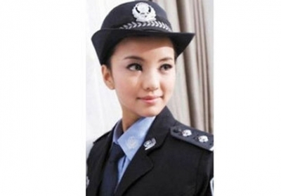 Китайську модель посадили у в’язницю за фото у міліцейській формі
