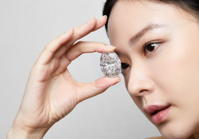 В Гонконге за $ 15700000 продали редкий белый бриллиант