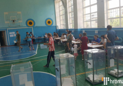 В шести территориальных общинах проходят первые местные выборы