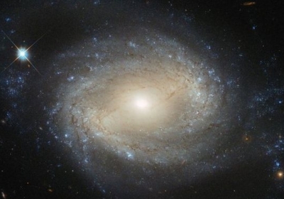 Чорна діра в спіральній галактиці NGC 4639. Фото: nasa.gov
