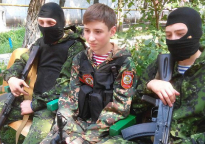 На Донбасі бойовики навчають дітей поводитися зі зброєю в 