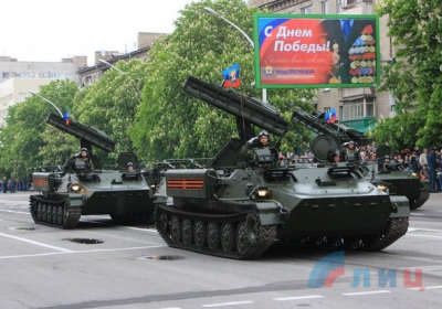 Террористы провели в Донецке и Луганске парады с танками и 