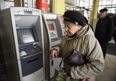 Нацбанк радить банкам тимчасово не приймати великі купюри через термінали