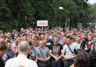 Несколько десятков шахтеров в центре Донецка митингуют против АТО