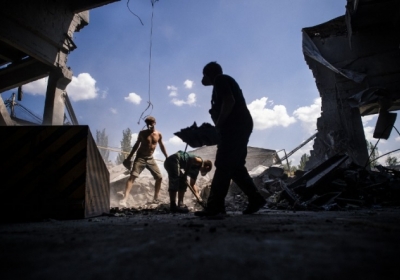 Донецьк після обстрілів: повалені дерева, знищені дороги, зруйновані будинки і забрані життя