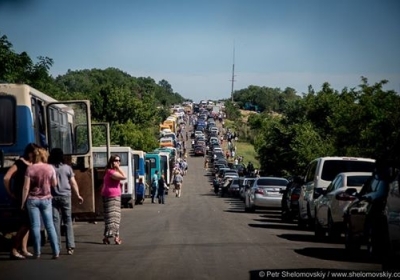 Фотофакт: Люди стоят в километровых очередях, чтобы уехать из оккупированного Донецка