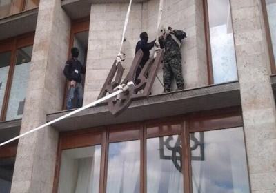 Терористи демонтують державні символи із захоплених будівель у Донецькій області