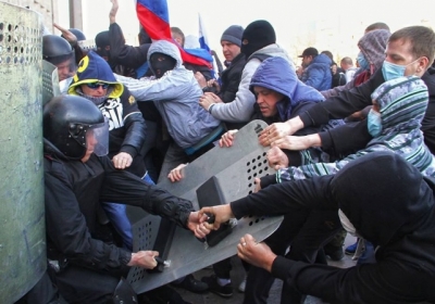 Проросійські активісти намагаються у Донецьку тиснути на українських військових