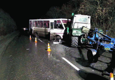 На Луганщині автобус зіткнувся з двома тракторами: постраждали 13 людей