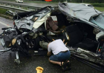 У Київській області авто на швидкості врізалося у припарковану вантажівку, двоє загиблих 
