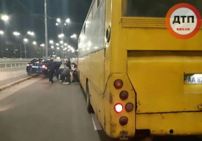 В Киеве маршрутка наехала на пешеходов, три человека пострадали