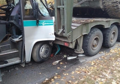 На Вінничині пасажирський автобус врізався у військовий тягач: є поранені