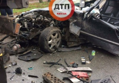 В Киеве Mercedes влетел в грузовик, 22-летний водитель погиб