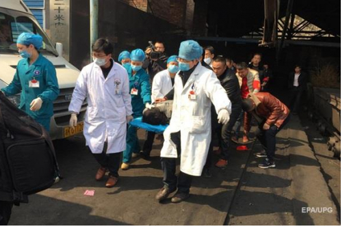 У Китаї пасажирський автобус зіткнувся з вантажівкою, загинули 18 людей
