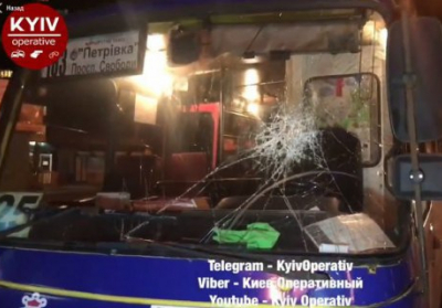 У Києві водій легковика розбив лобове скло і фару маршрутки, яка його
