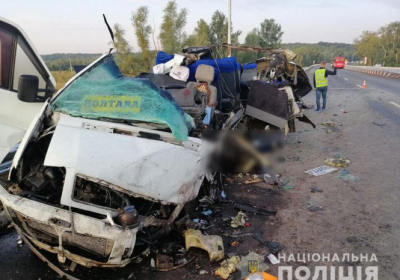 У Полтавській області мікроавтобус потрапив під автобус, загинули двоє людей, - ФОТО