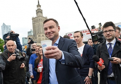 На вулицях Варшави новообраний президент Польщі роздавав перехожим каву