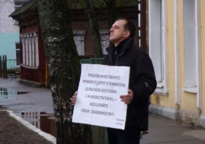 Російський активіст підняв прапор України над своїм будинком на підтримку Сенцова