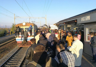 В Киеве жители Троещины блокировали движение электрички