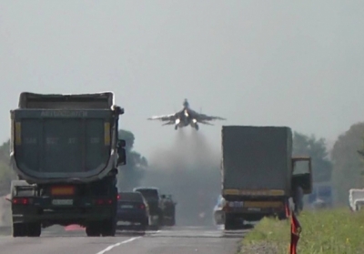 Украинские МиГ-29 взлетели и приземлились на трассе Киев-Чоп в рамках учений