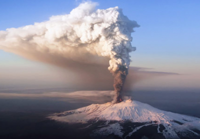 Вулкан Этна увеличился до рекордной высоты за извержения в последние 6 месяцев