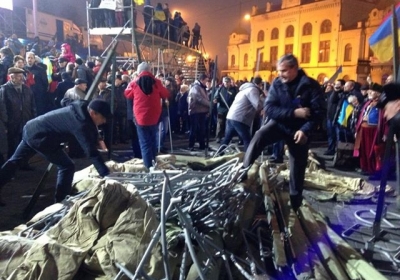 Мітингувальники у Києві відгородилися металевим парканом і чекають наступу бійців о 2:00